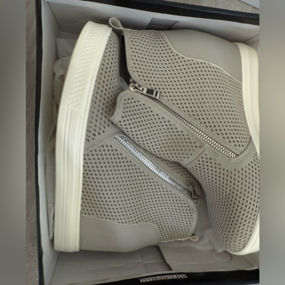 NIB Women's Gray Ankle Wedge Sneaker size 8 - Picture 6 of 7